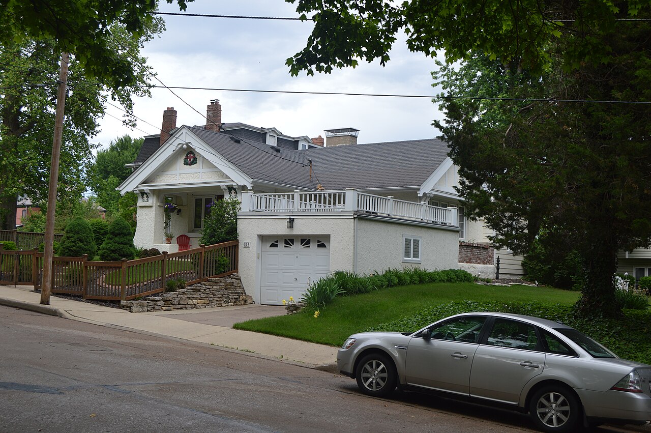 Front of the Alton Chapter House of the American Women's League (now a private residence), located at 509 Beacon Street in Alton , Illinois , United States