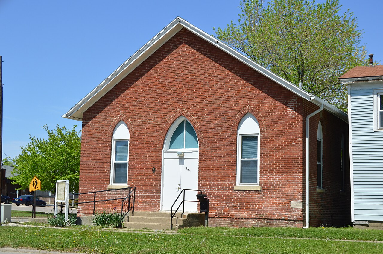 Front of the Allen Chapel African Methodist Episcopal Church , located at 902 Broadway in Lincoln , Illinois , United States