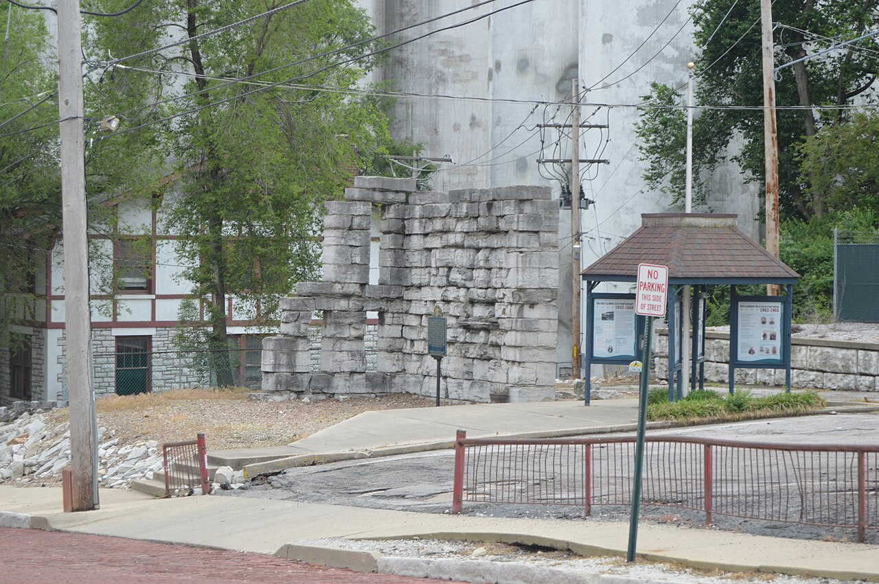 Overview of the Alton Military Prison Site , located on the western side of William Street north of Broadway in Alton , Illinois , United States