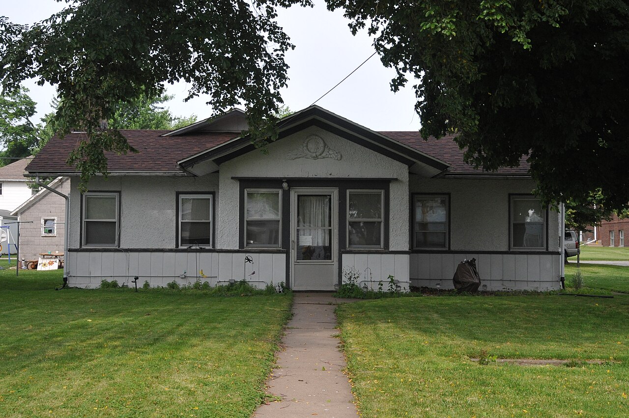 BUILT IN 1909 IN THE PRAIRIE SCHOOL STYLE; THIS IS A VERY UNDERWHELMING HOUSE AND I CANNOT FIND OUT WHAT ITS PURPOSE IS