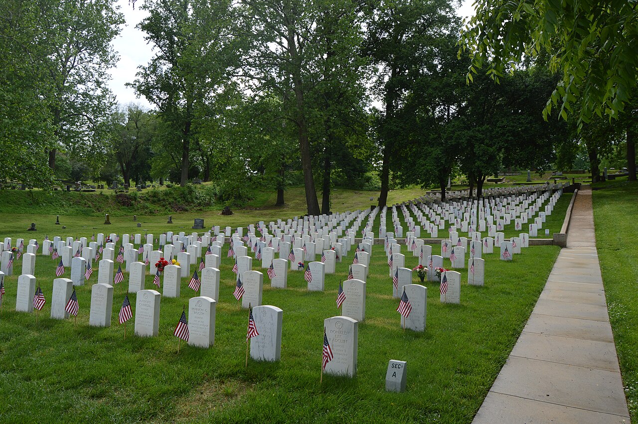 Overview of the Alton National Cemetery , located at 600 Pearl Street in Alton , Illinois , United States