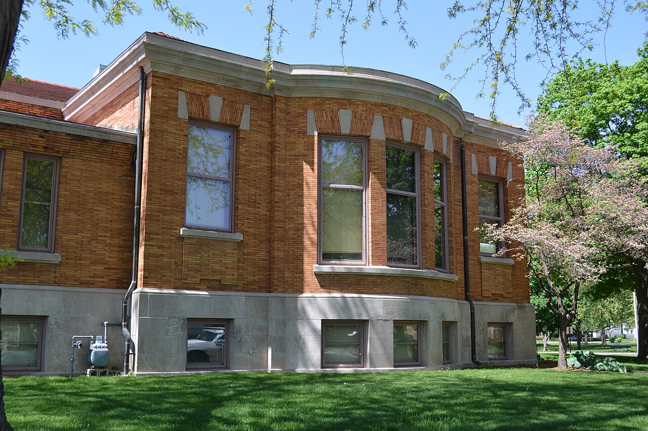 Eastern side of the Lincoln Public Library , located at 725 Pekin Street in Lincoln , Illinois , United States