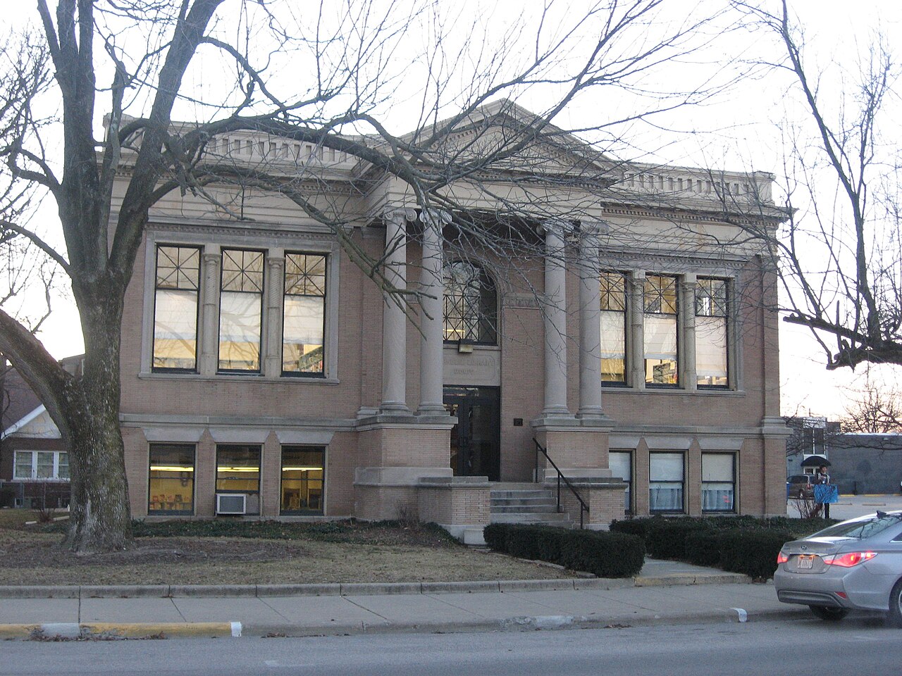 Front of the Paris Carnegie Public Library , located at 207 S